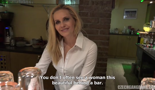 Блондинка в чешском баре обслуживает ртом хоровод членов