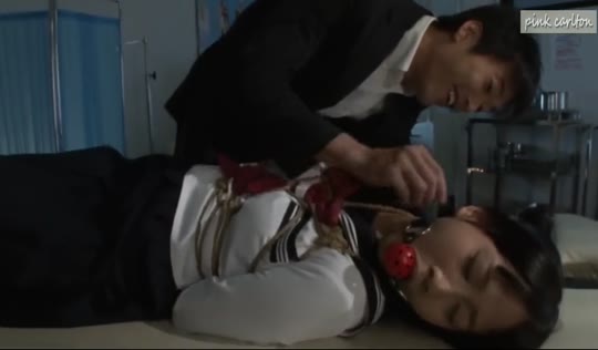 Японский школьный врач наказал молодую симулянтку с шибари